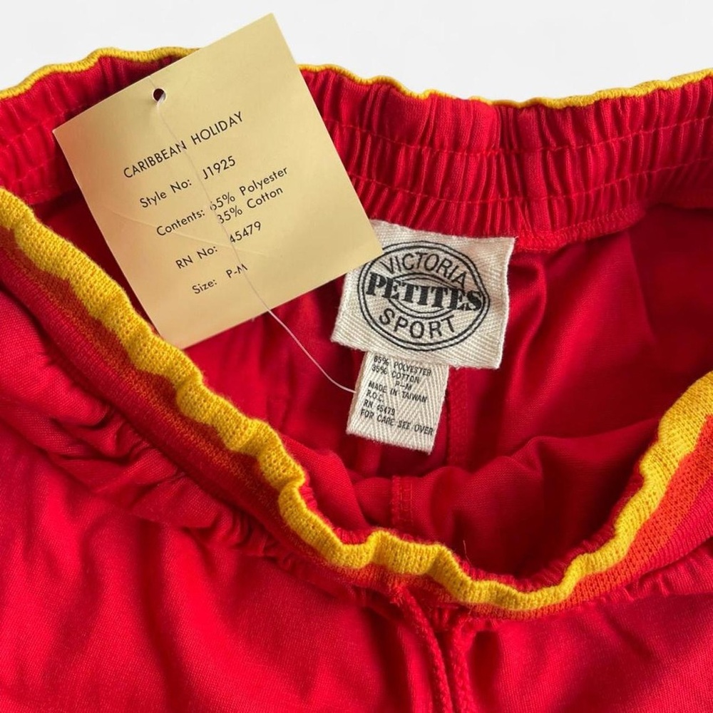 Vintage NWT Victoria Sport Petites Retro Red Pull on Shorts with Zig Zag Waist - Picture 2 of 7